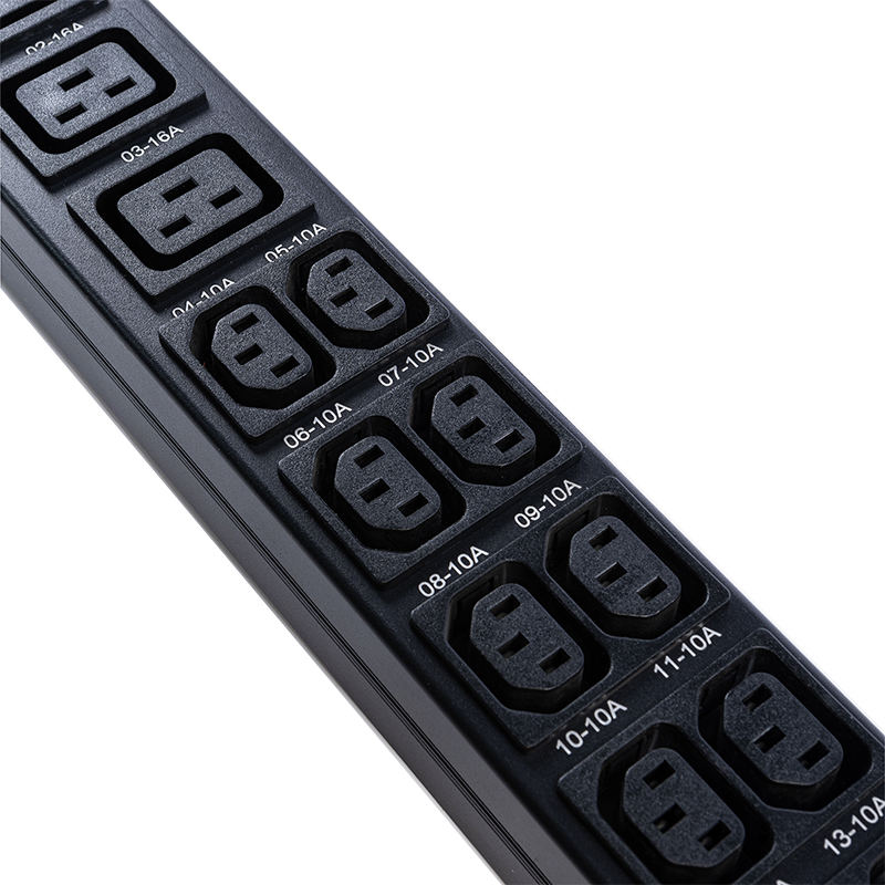 TCP/IP ইন্টেলিজেন্ট র্যাক PDU 26 আউটলেট IEC C13 /C19 1.5U লিকুইড ম্যাগনেটিক সার্কিট ব্রেকার উল্লম্ব